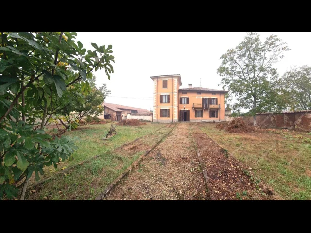 Appartamenti in Vendita - Cascina indipendente con giardino in centro paese
