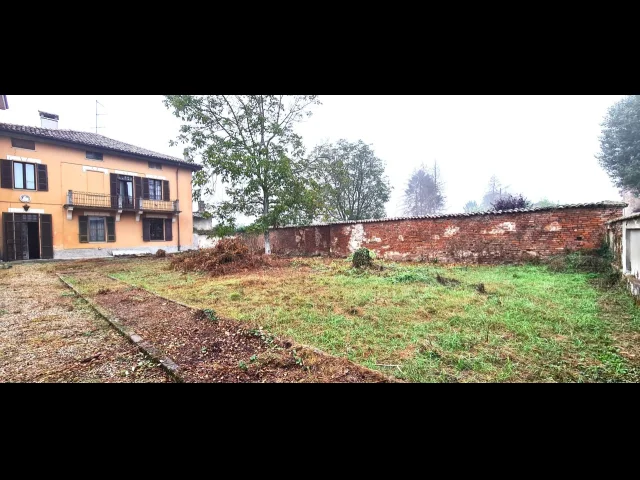 Appartamenti in Vendita - Cascina indipendente con giardino in centro paese