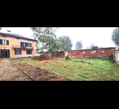 Appartamenti in Vendita - Cascina indipendente con giardino in centro paese