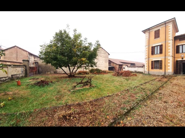 Appartamenti in Vendita - Cascina indipendente con giardino in centro paese