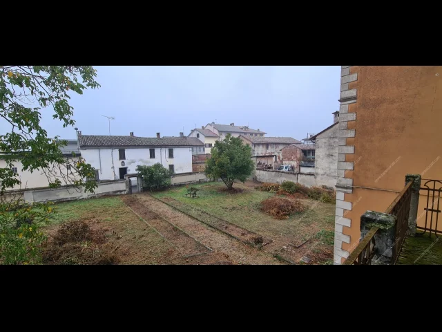 Appartamenti in Vendita - Cascina indipendente con giardino in centro paese