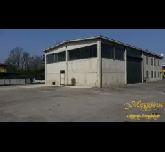 Capannone con ampio piazzale privato