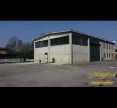 Appartamenti in Vendita - Capannone con ampio piazzale privato