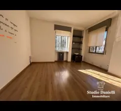 Negozio con due vetrine su strada