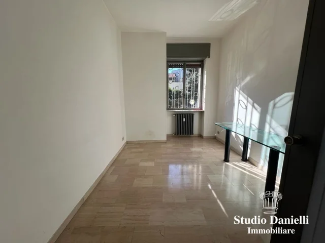 Appartamenti in Vendita - Negozio con due vetrine su strada