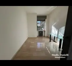 Appartamenti in Vendita - Negozio con due vetrine su strada