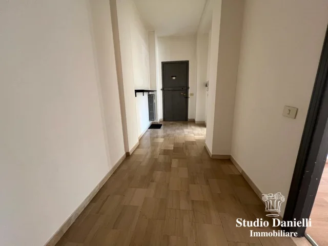 Appartamenti in Vendita - Negozio con due vetrine su strada