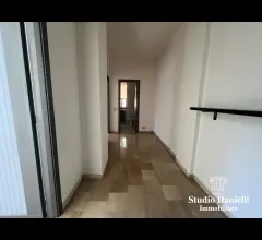 Appartamenti in Vendita - Negozio con due vetrine su strada