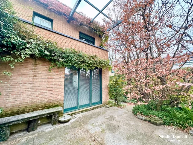 Appartamenti in Vendita - Villa indipendente con giardino privato e box