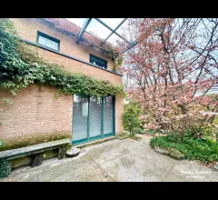 Appartamenti in Vendita - Villa indipendente con giardino privato e box