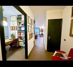 Appartamenti in Vendita - Villa indipendente con giardino privato e box