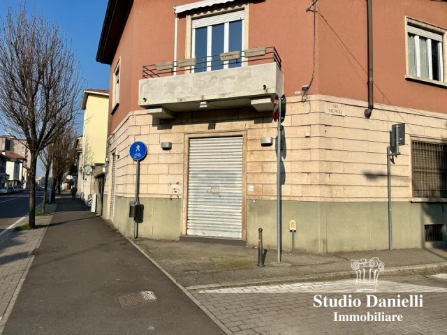 Appartamenti in Vendita - Negozio con vetrine