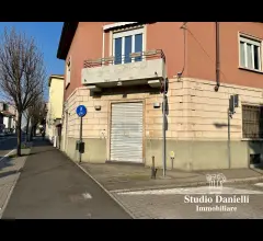 Appartamenti in Vendita - Negozio con vetrine