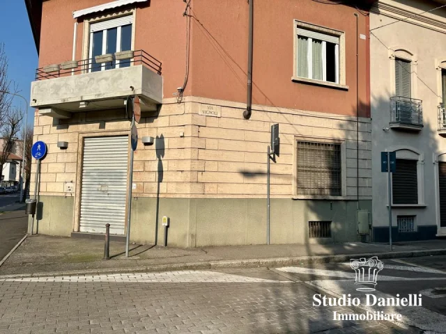 Appartamenti in Vendita - Negozio con vetrine