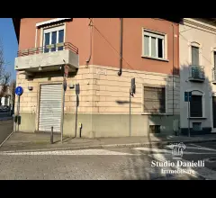 Appartamenti in Vendita - Negozio con vetrine
