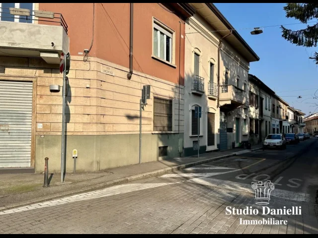 Appartamenti in Vendita - Negozio con vetrine