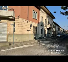 Appartamenti in Vendita - Negozio con vetrine