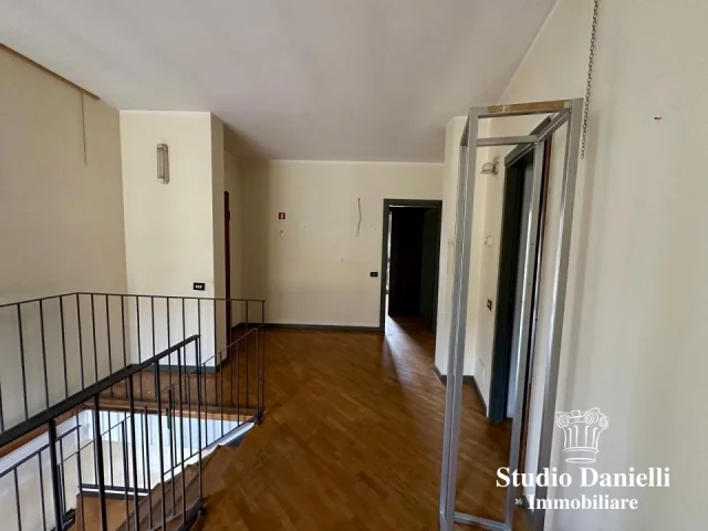 Appartamenti in Vendita - Ufficio primo piano