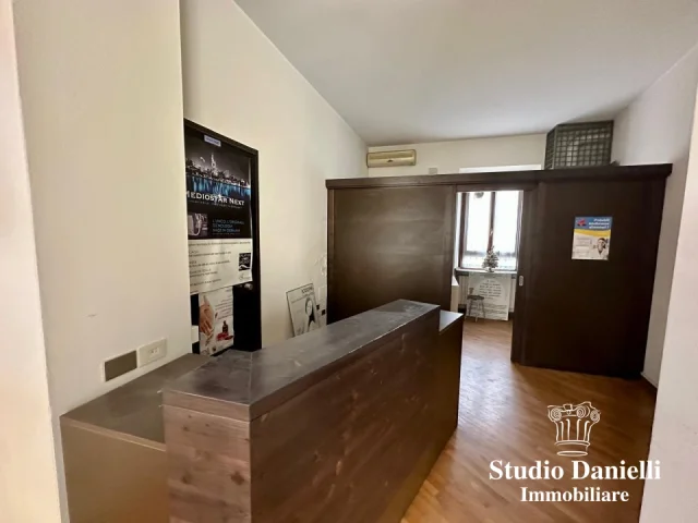Appartamenti in Vendita - Ufficio piano terra con vetrina