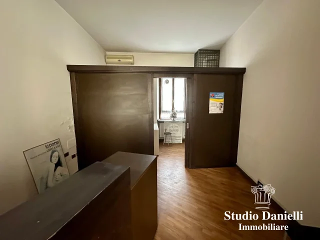 Appartamenti in Vendita - Ufficio piano terra con vetrina
