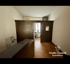 Appartamenti in Vendita - Ufficio piano terra con vetrina