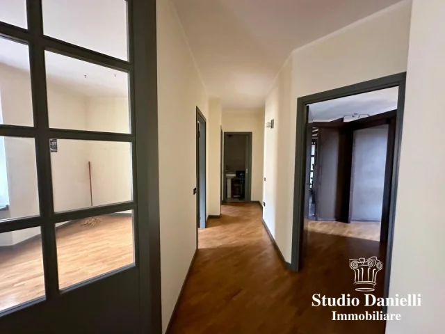 Appartamenti in Vendita - Ufficio primo piano