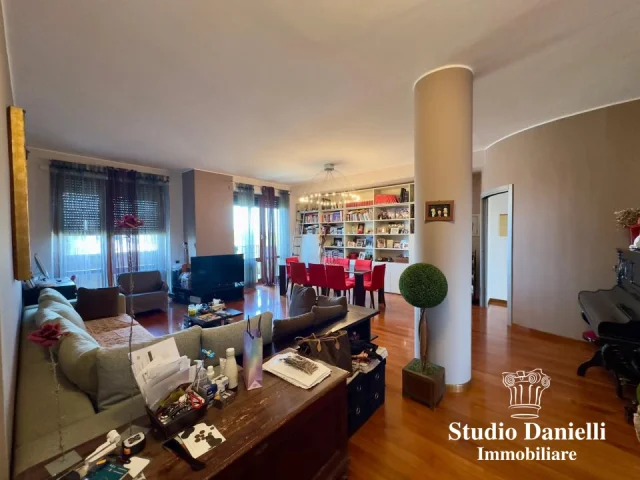 Appartamenti in Vendita - Attico con terrazzo