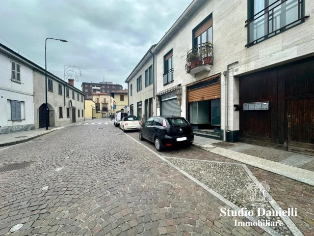Appartamenti in Vendita - Negozio con vetrina in centro
