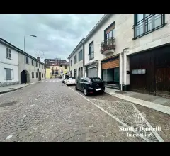 Negozio con vetrina in centro