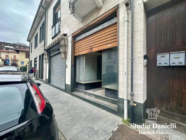 Appartamenti in Vendita - Negozio con vetrina in centro