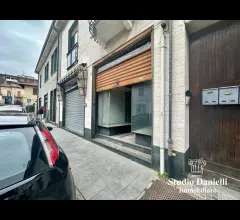 Appartamenti in Vendita - Negozio con vetrina in centro