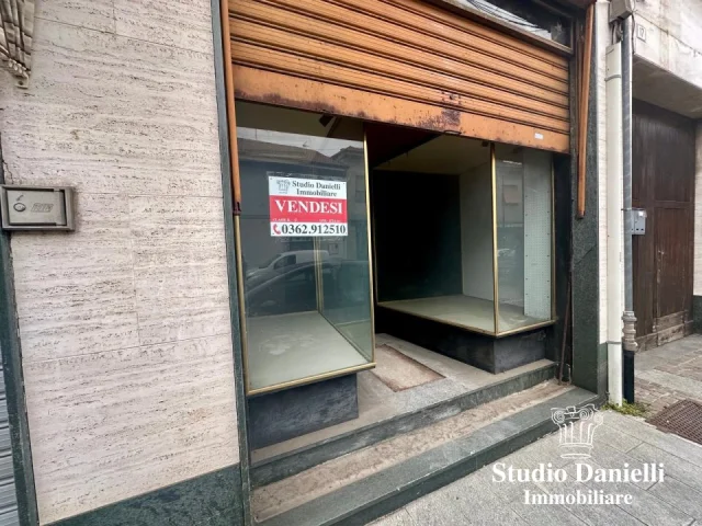 Appartamenti in Vendita - Negozio con vetrina in centro