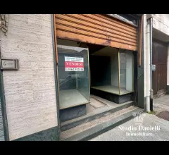 Appartamenti in Vendita - Negozio con vetrina in centro
