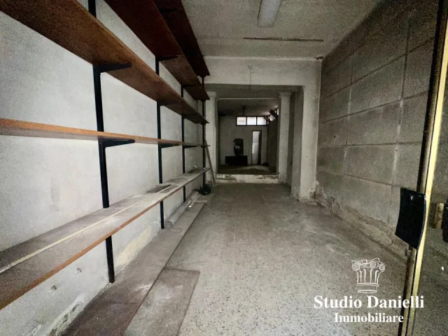 Appartamenti in Vendita - Negozio con vetrina in centro