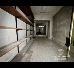 Appartamenti in Vendita - Negozio con vetrina in centro