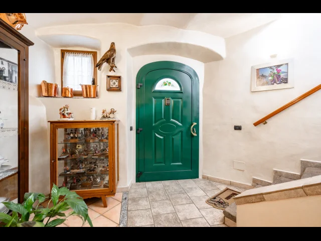 Appartamenti in Vendita - Proprietà ristrutturata con giardino a molina di mandello