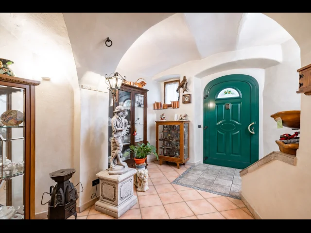 Appartamenti in Vendita - Proprietà ristrutturata con giardino a molina di mandello