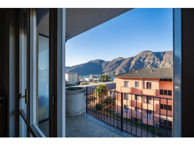 Appartamento su due livelli con vista lago a mandello lario
