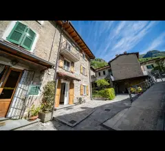 Casa da terra a tetto ristrutturata con vista a somana
