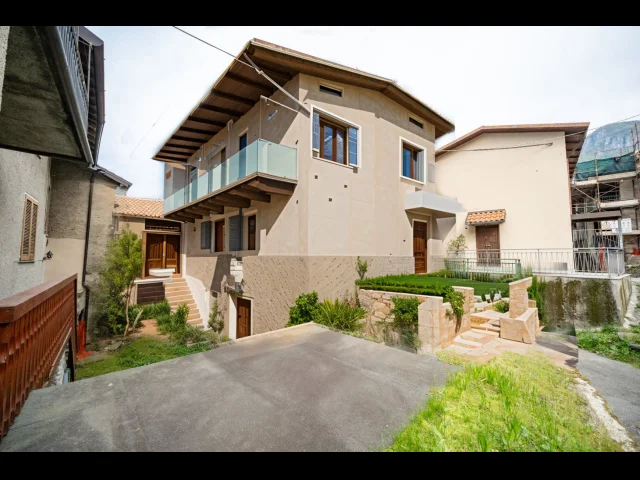 Appartamenti in Vendita - Rongio: casa con vista lago da ristrutturare