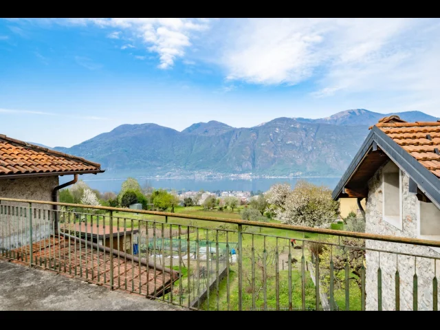 Appartamenti in Vendita - Rongio: casa con vista lago da ristrutturare