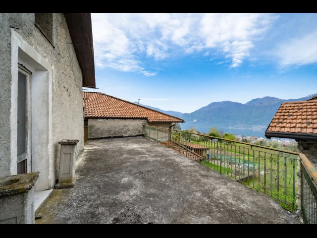 Appartamenti in Vendita - Rongio: casa con vista lago da ristrutturare