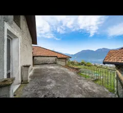 Appartamenti in Vendita - Rongio: casa con vista lago da ristrutturare