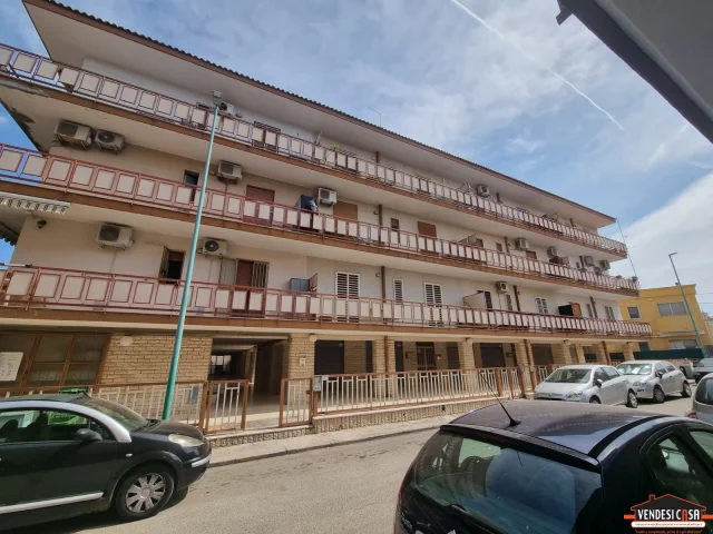 Trivani + acc. con box auto zona carabinieri montrone