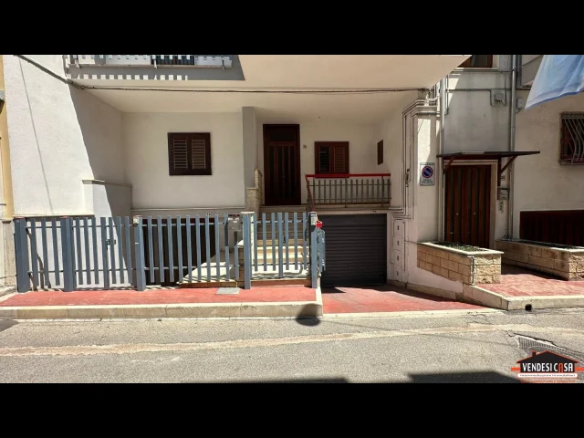 Appartamenti in Vendita - 3 vani con cantinato e giardino zona montrone via valenzano