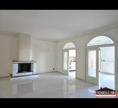 Appartamenti in Vendita - 3 vani + acc. con terrazzo zona montrone via rutigliano