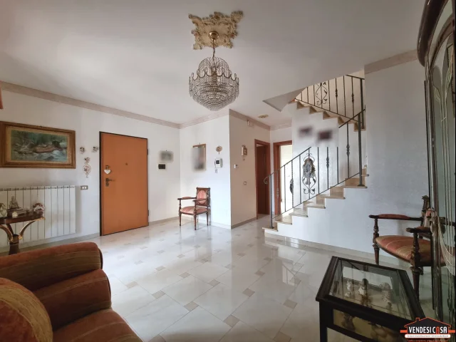 Appartamenti in Vendita - Casa indipendente di 4 vani con box e terrazzo zona montrone