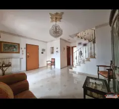 Casa indipendente di 4 vani con box e terrazzo zona montrone