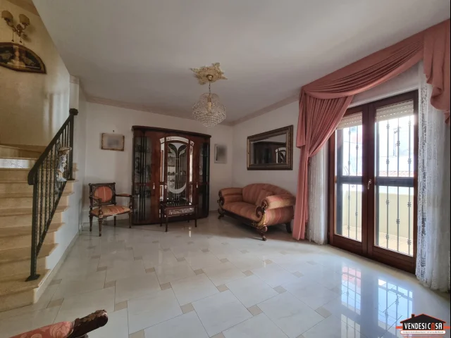 Appartamenti in Vendita - Casa indipendente di 4 vani con box e terrazzo zona montrone