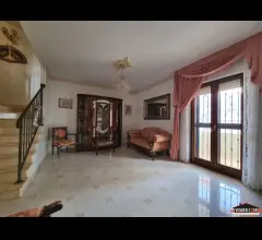 Appartamenti in Vendita - Casa indipendente di 4 vani con box e terrazzo zona montrone